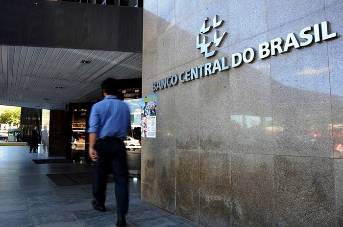 Os servidores do Banco Central em cargos de chefia começaram, a entregar seus cargos