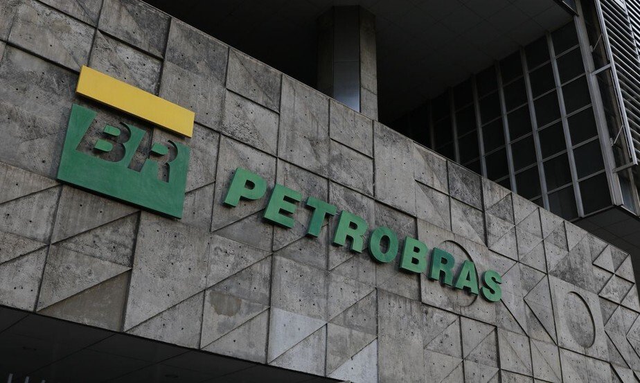 Bancos aplaudem, e Petrobras reafirma compromisso com gasolina cara e lucro alto
Novo presidente diz a investidores que estatal continuará praticando preços baseados no mercado internacional