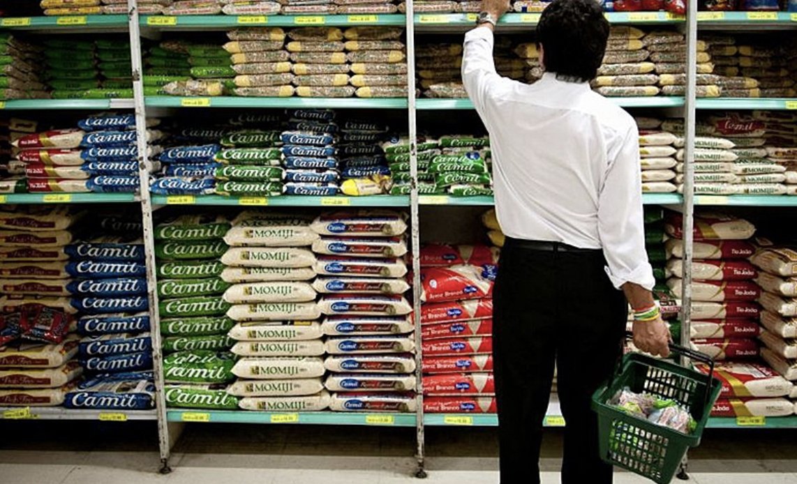 No Brasil, quem recebe salário mínimo trabalha metade do mês ou mais para comprar cesta básica