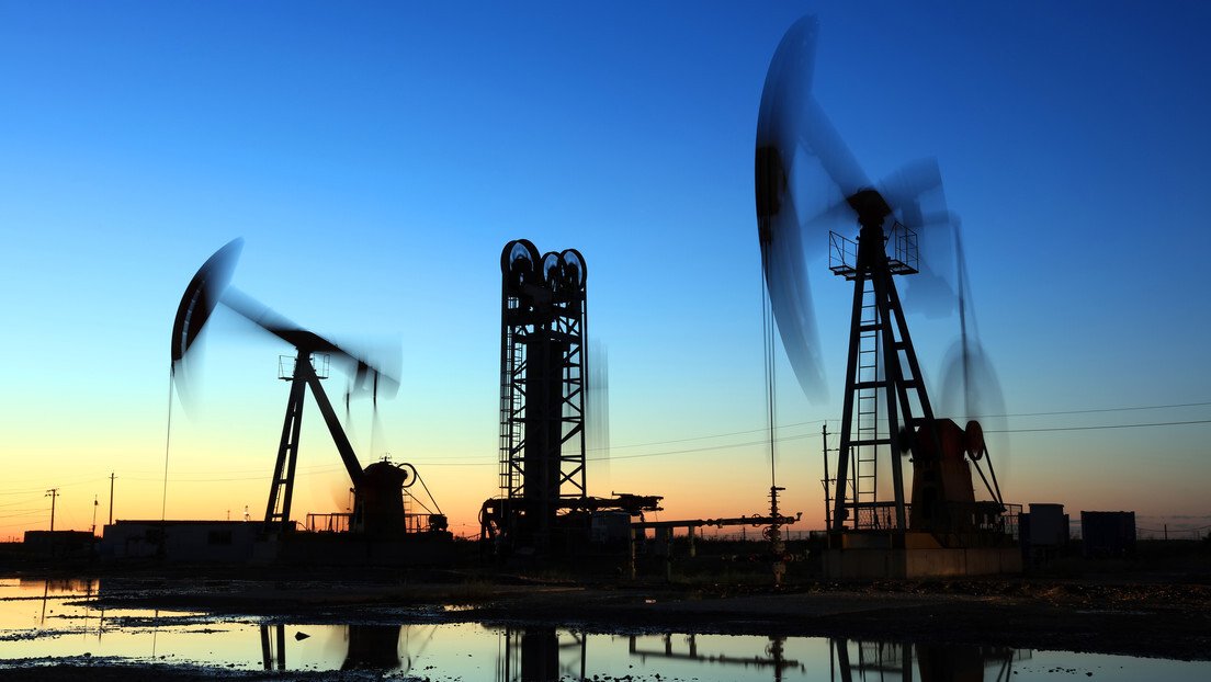 Rússia anuncia que OPEP+ decide aumentar produção de petróleo acima dos volumes previamente planejados
