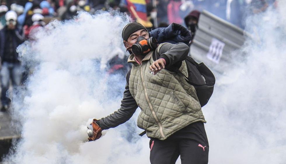 Confrontos com a polícia e manifestantes feridos no Equador durante os protestos para exigir a libertação do líder indígena Leonidas Iza E NO BRASIL SO VERGONHA !