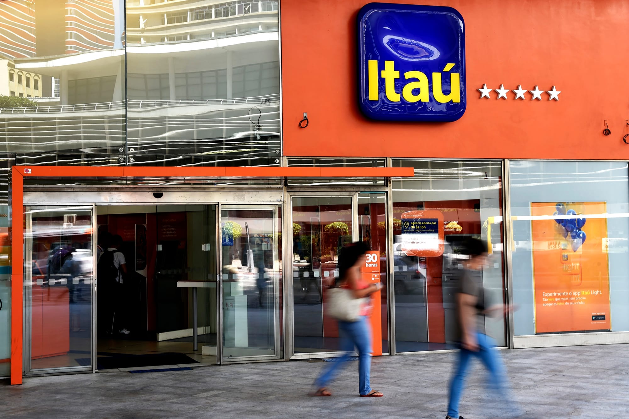 A CRISE E UM MODELO DE GOVERNO LUCRO DE BANCOS ULTRAPASSAM R$100 BILHOES
