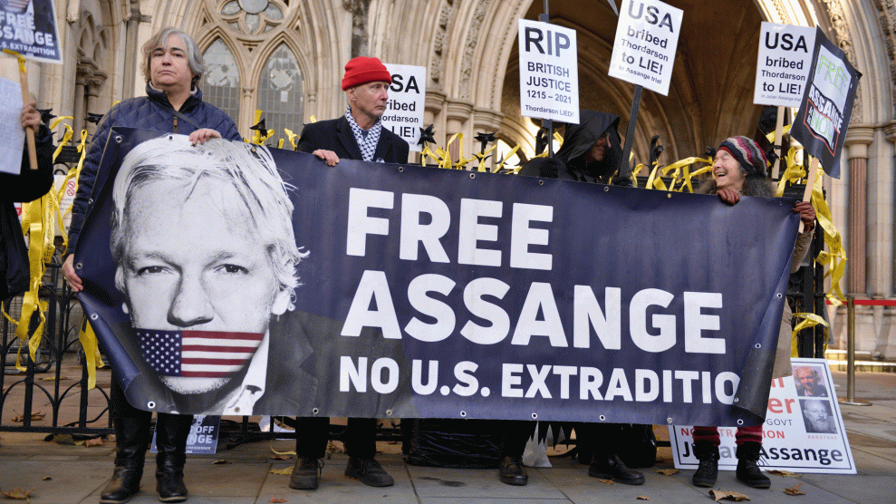Ordem de extradição de Assange emitida por tribunal do Reino Unido