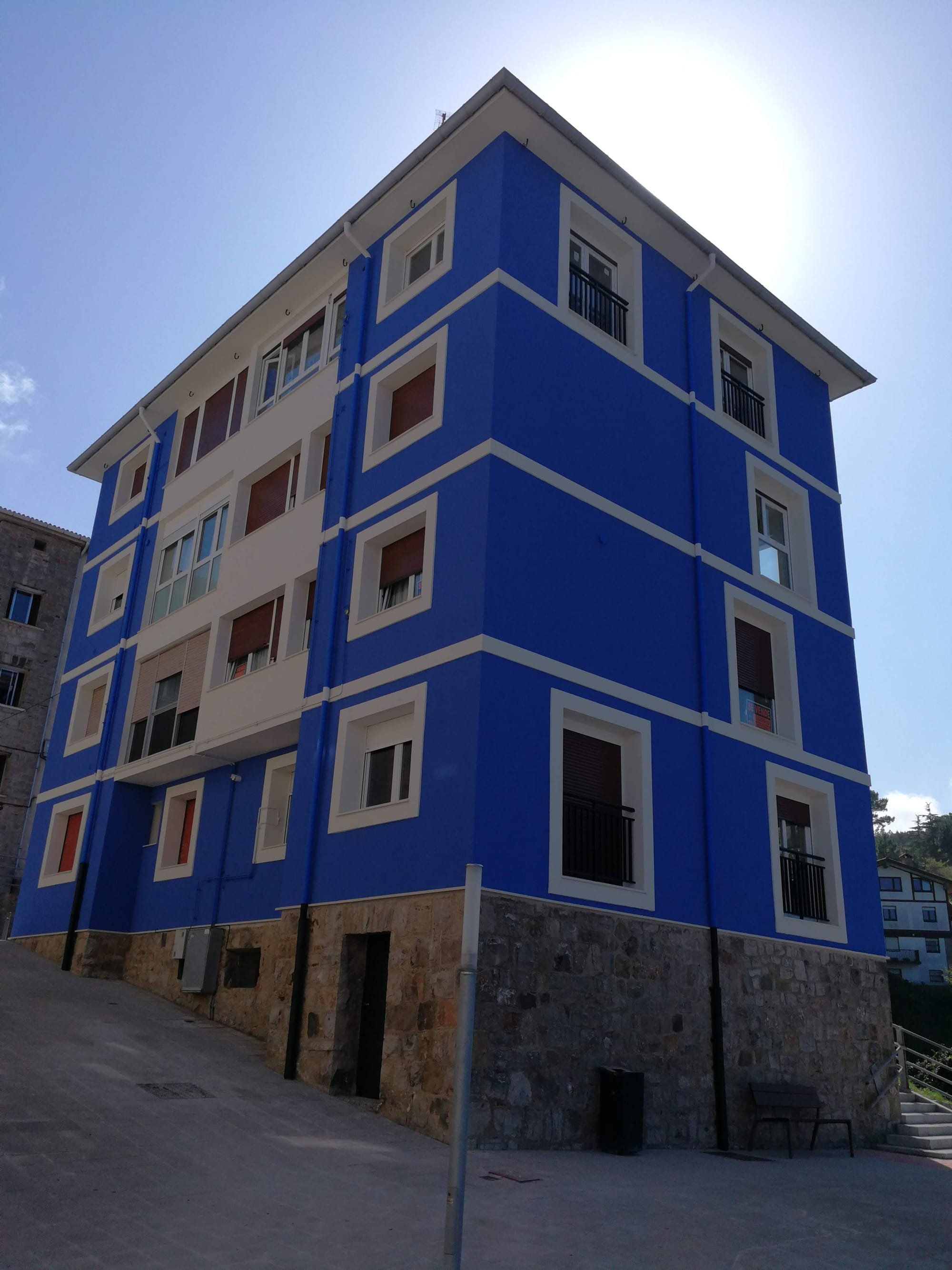 Rehabilitación de fachadas en edificio de viviendas en Armintza (Bizkaia)