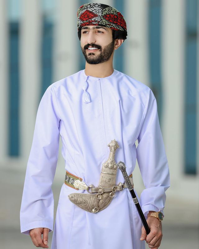 " ناصر الغافري ينسج اول قطبة في تطوير صناعة الأزياء في سلطنة عُمان "