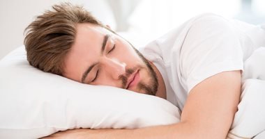 الكلام أثناء النوم.. لماذا يحدث وهل يعني وجود مشكلة صحية؟