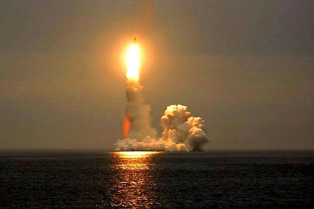 من غواصة نووية جديدة.. روسيا تعلن عن إطلاق صاروخ "بولافا" بنجاح