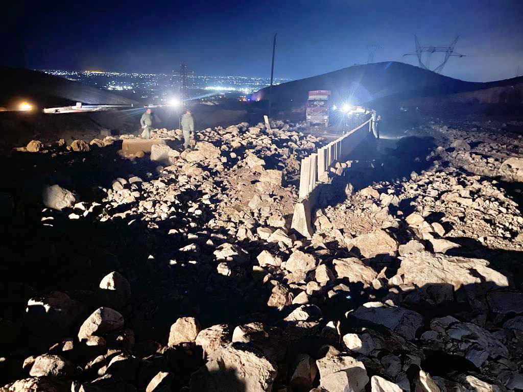انهيار جزء من جبل ترابي بمحلة الثنايا على أوتستراد دمشق _ حمص في سوريا