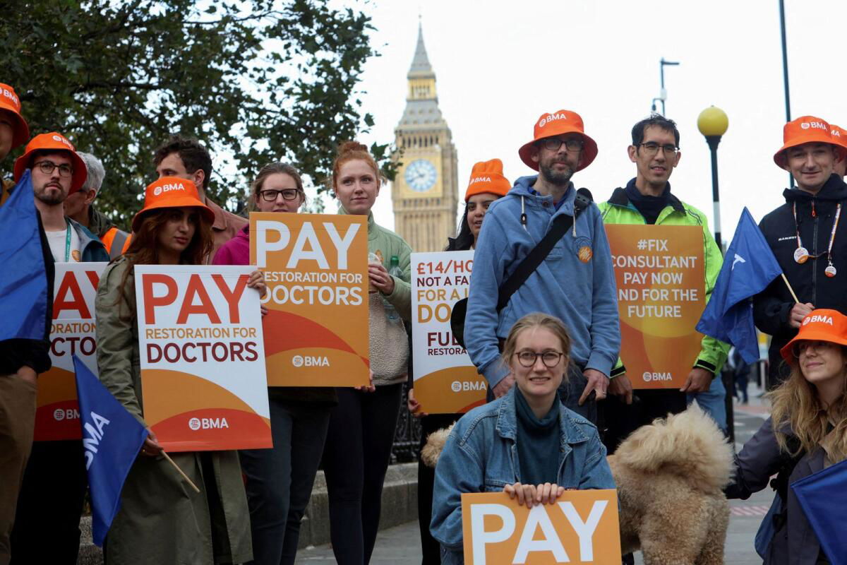 أطباء بريطانيا يبدأون أطول إضراب لهم على الإطلاق