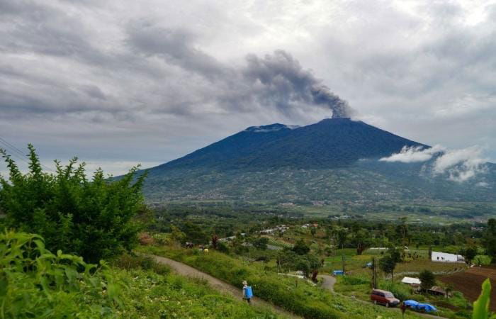 بركان «مارابي» يثور 3 مرات مطلقاً أصواتاً مدوية