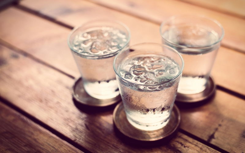 Te ajutăm să bei mai multă apă. 7 trucuri eficiente