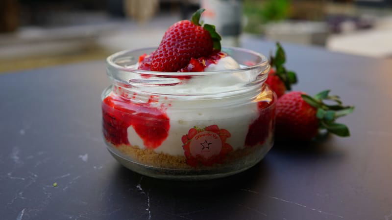 strawberry cheesecake jar تشيزكيك بالفراولة