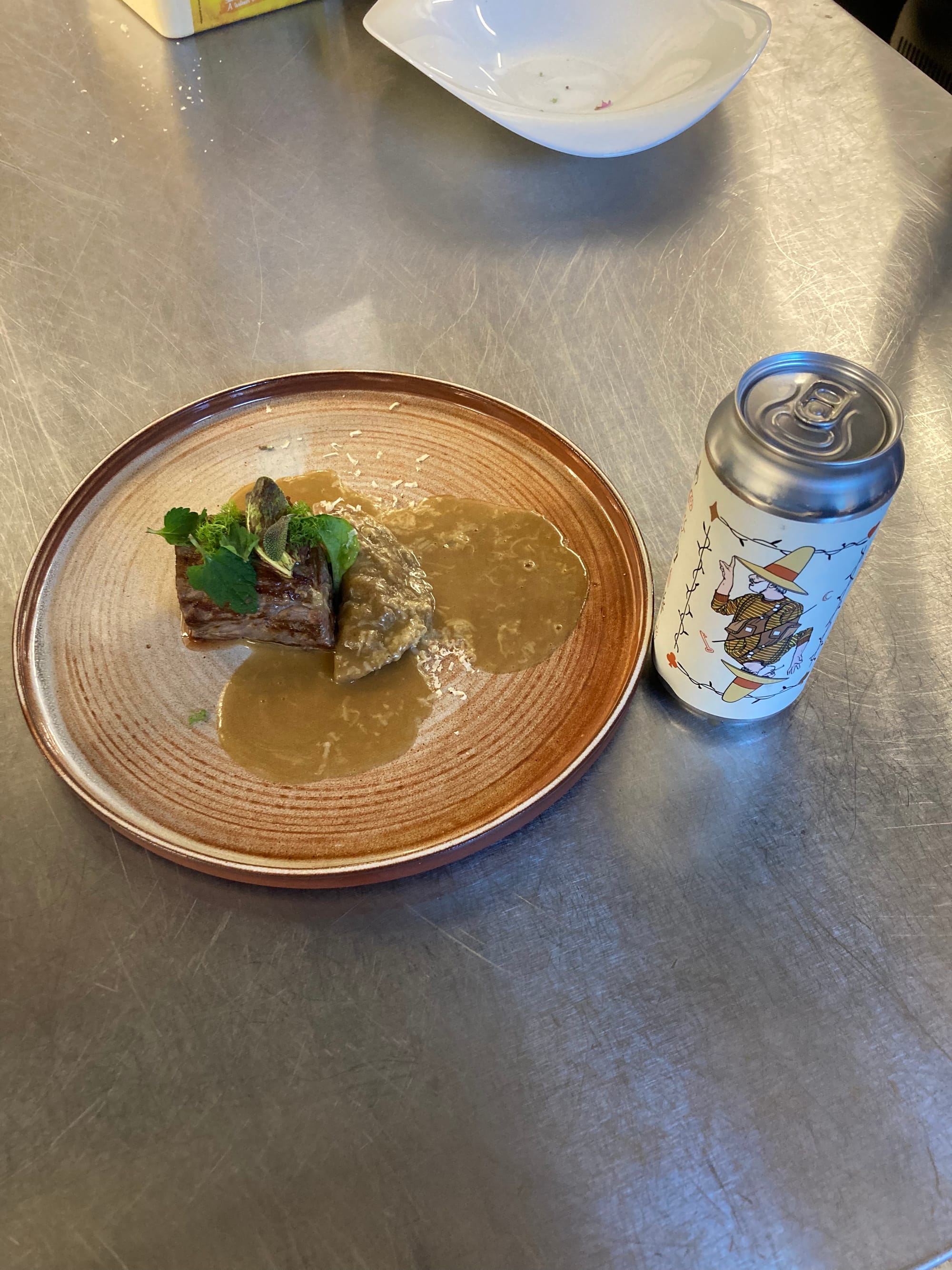 Veau grillé, Raviole de pain, bière Misery