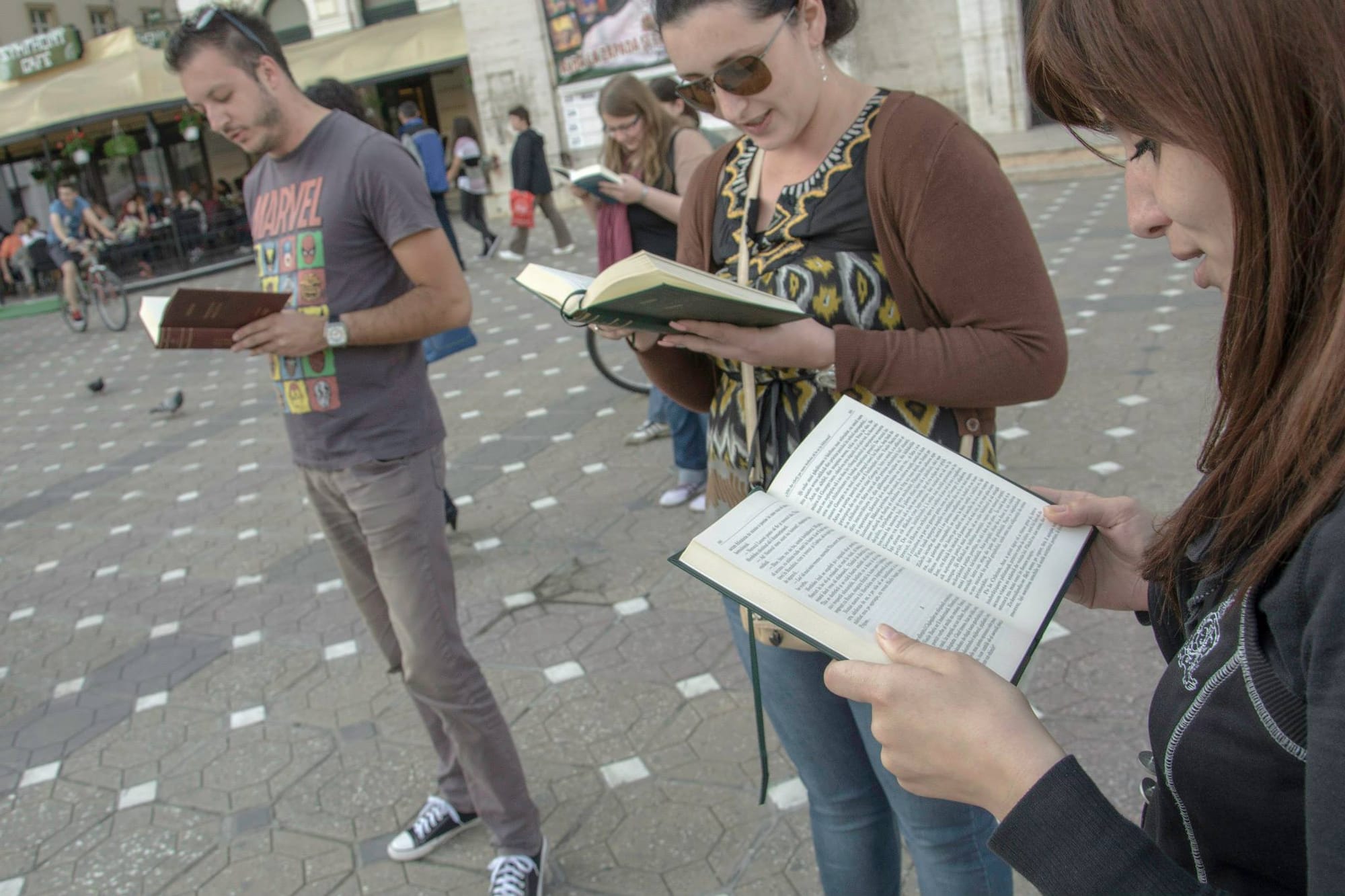 Ce se întâmplă când 30 de oameni citesc, deodată, cu voce tare? Experiment inedit în Piața Victoriei din Timișoara. VIDEO! (Opinia Timisoarei)