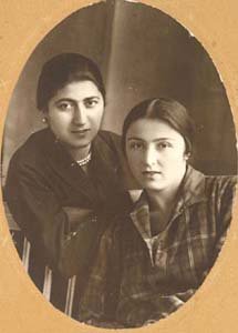 Бабушка - Маргарита Алексеевна Лацабидзе (справа)