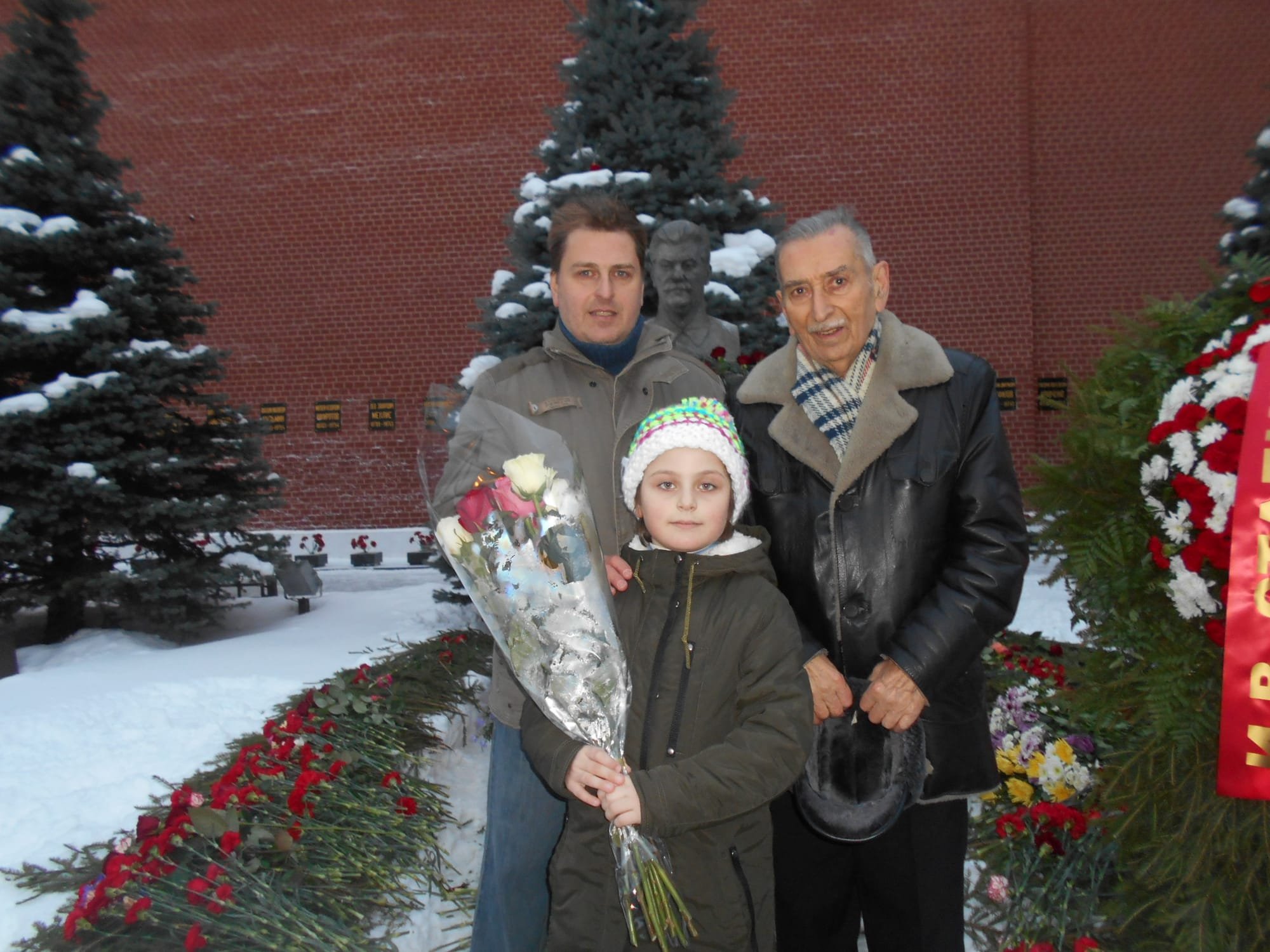Я, Оля и отец на могиле И.В.Сталина 21.12.2016. На следующий день отец  скончался.