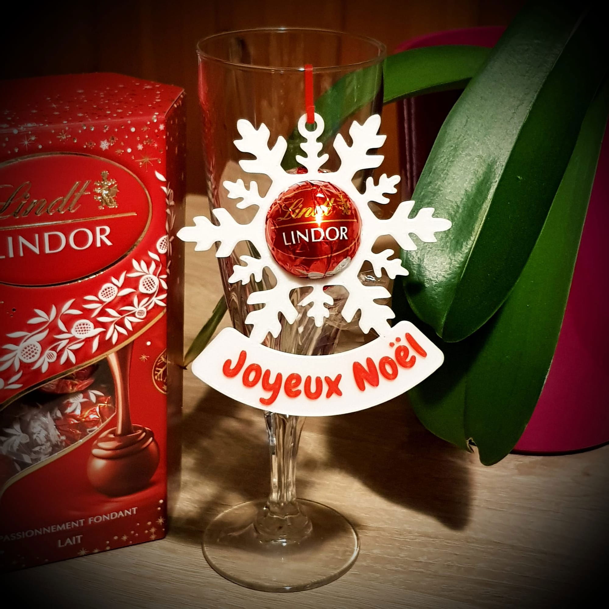 Porte-nom de table flocon pour boule chocolat Lindor.