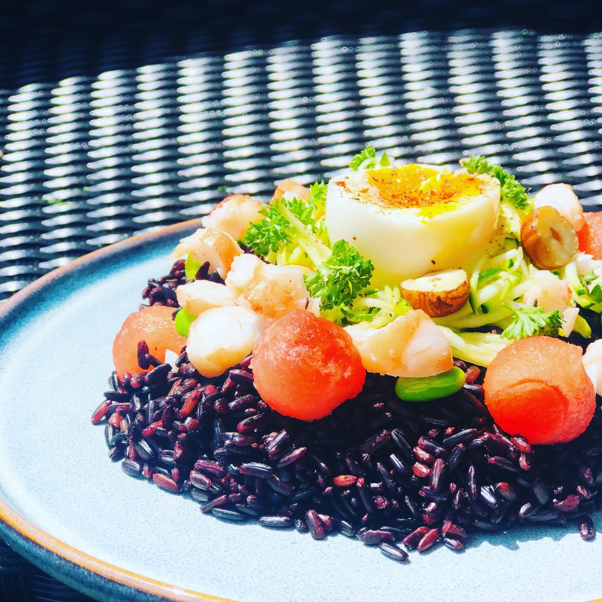 SALADE DE RIZ NOIR AUX FRUITS D'ETE ET CREVETTES