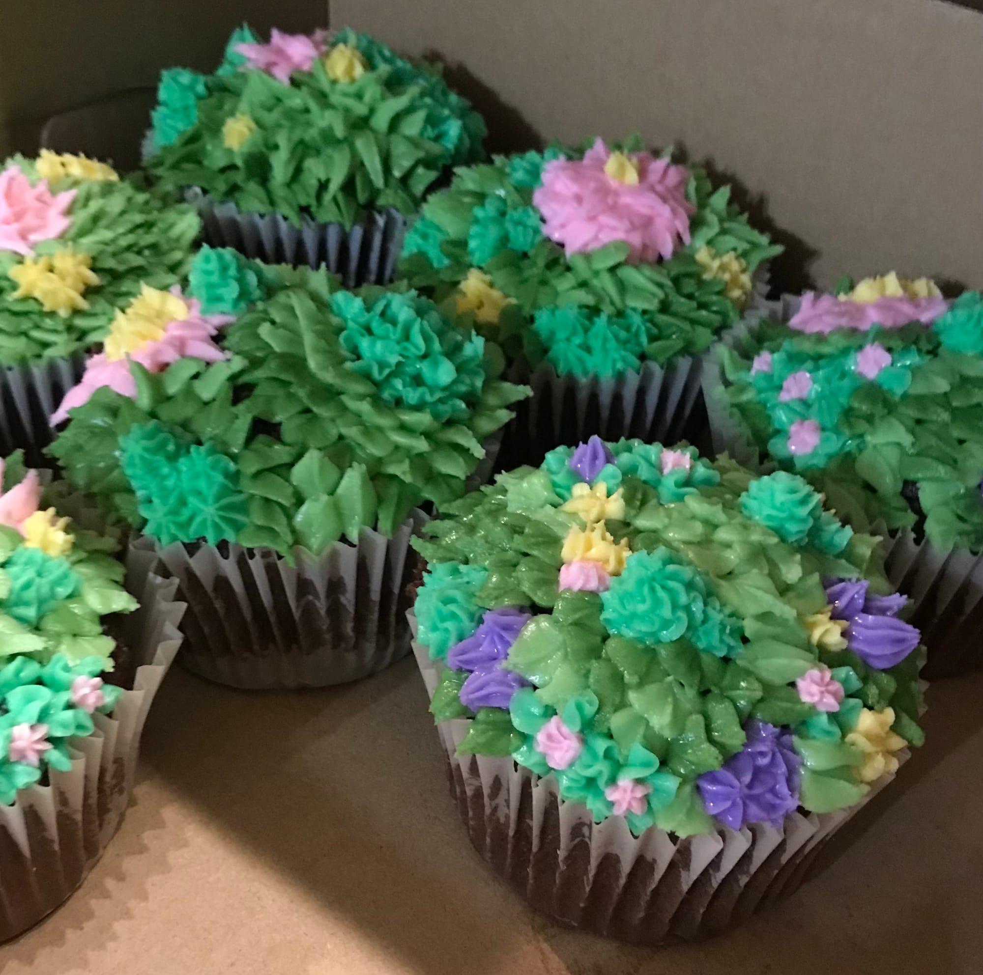 Chocolate And Vanilla Cupcakes With Buttercream Frosting