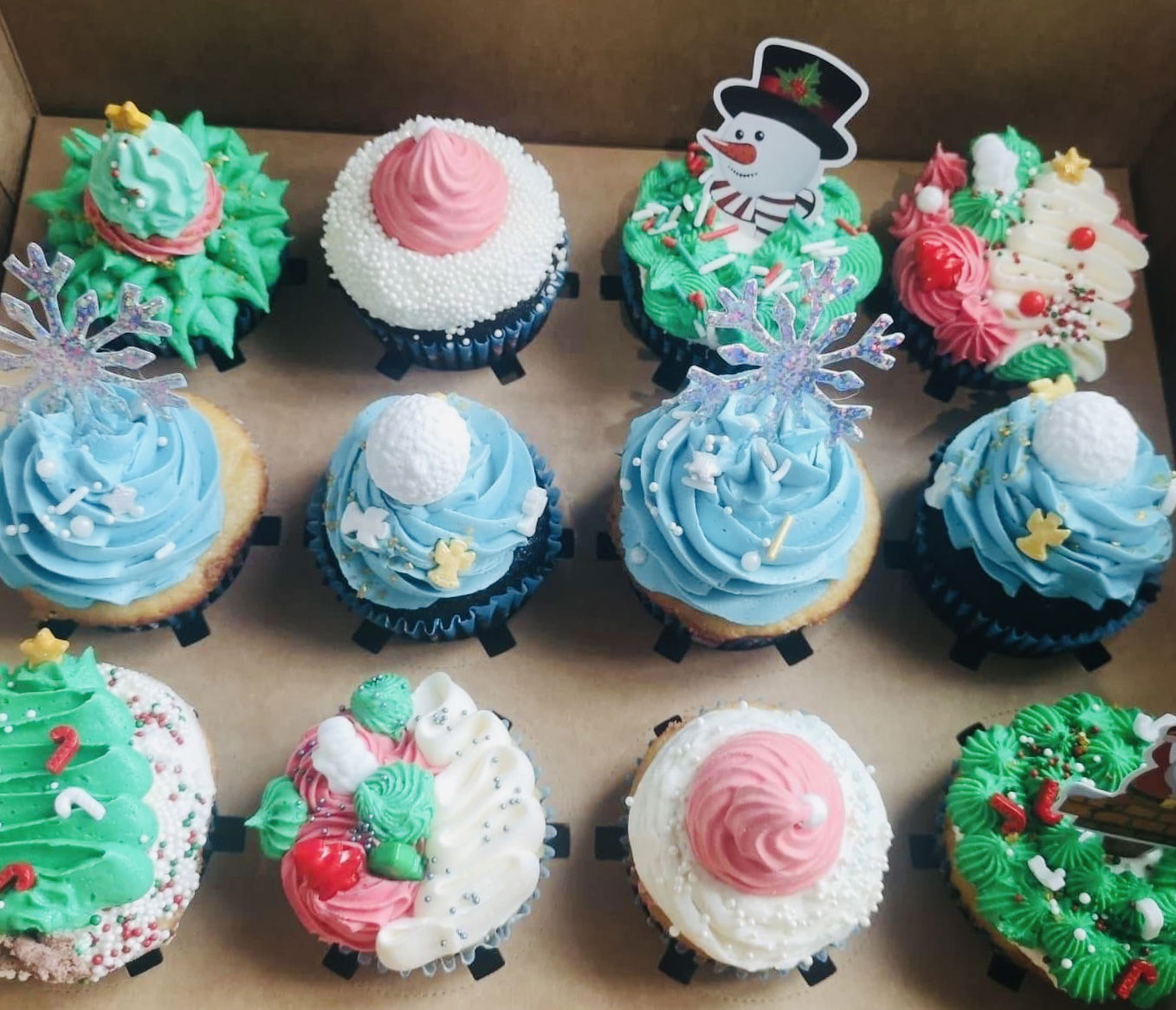 Chocolate and Vanilla Christmas Cupcakes With Buttercream Frostin