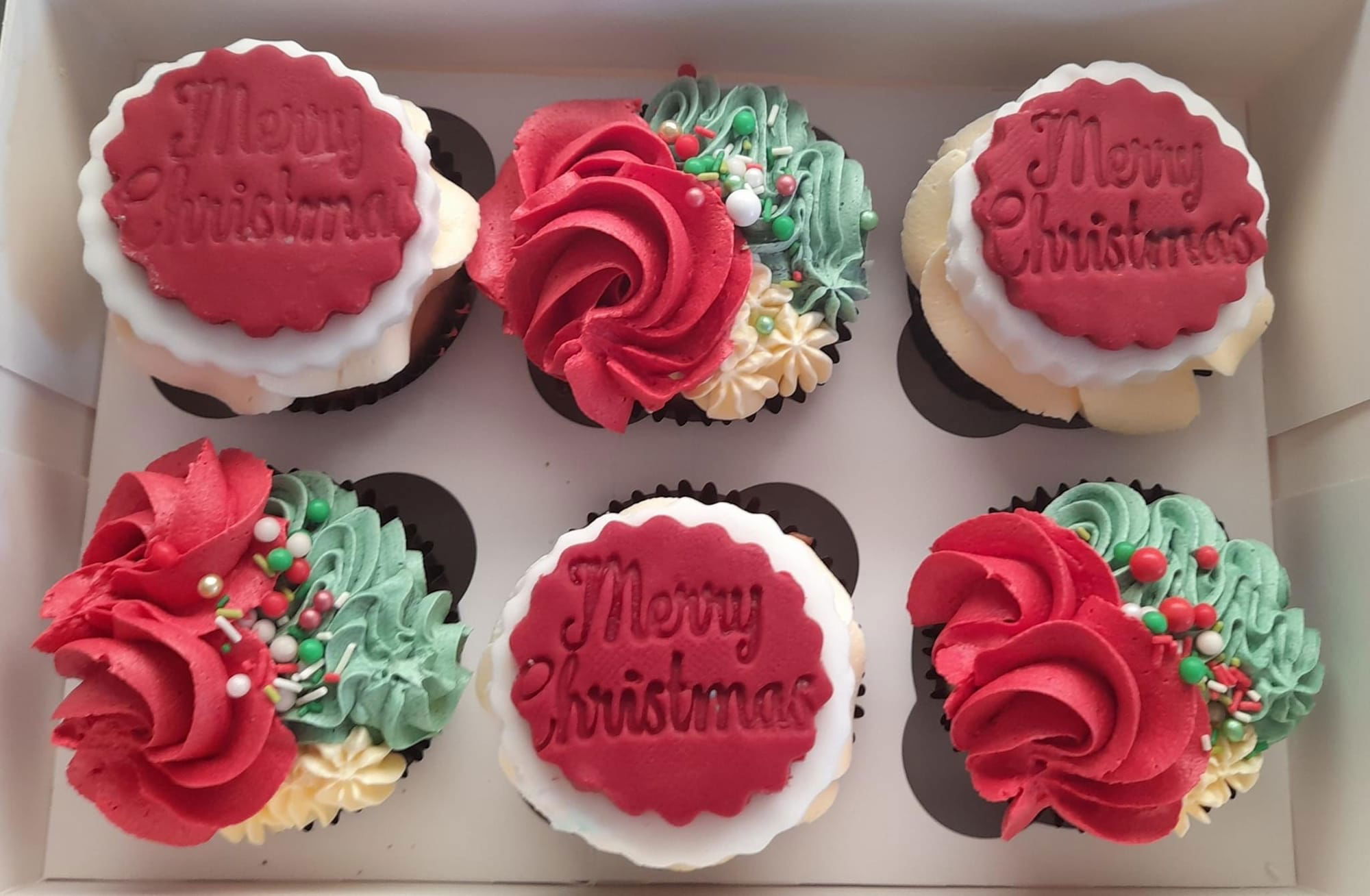 Vanilla and Chocolate Christmas Cupcakes With Buttercream Frosting