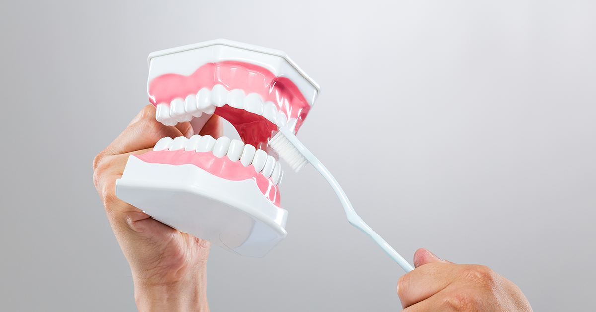 كيفية العناية بطقم الأسنان المتحركة
