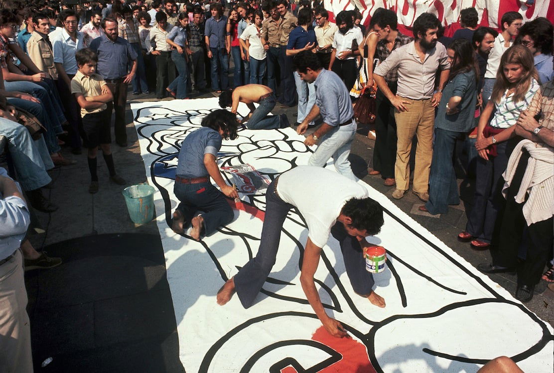 Piazza duomo 12/9/1973 striscione per il Cile