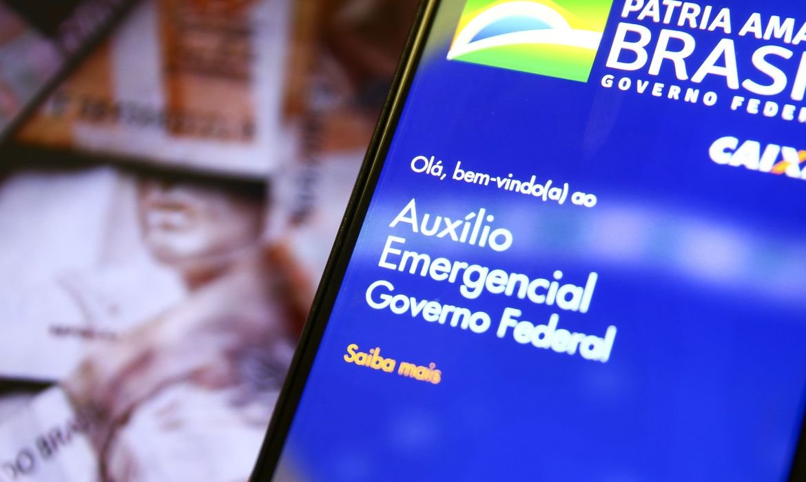 Extensão do auxílio emergencial vai ser decidida esta semana, afirma Bolsonaro
