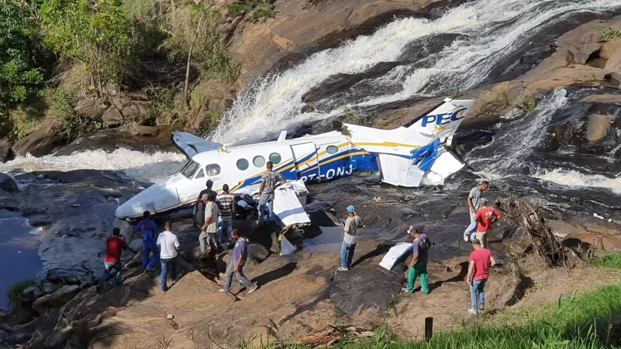 Avião que levava a cantora Marília Mendonça cai em cidade mineira