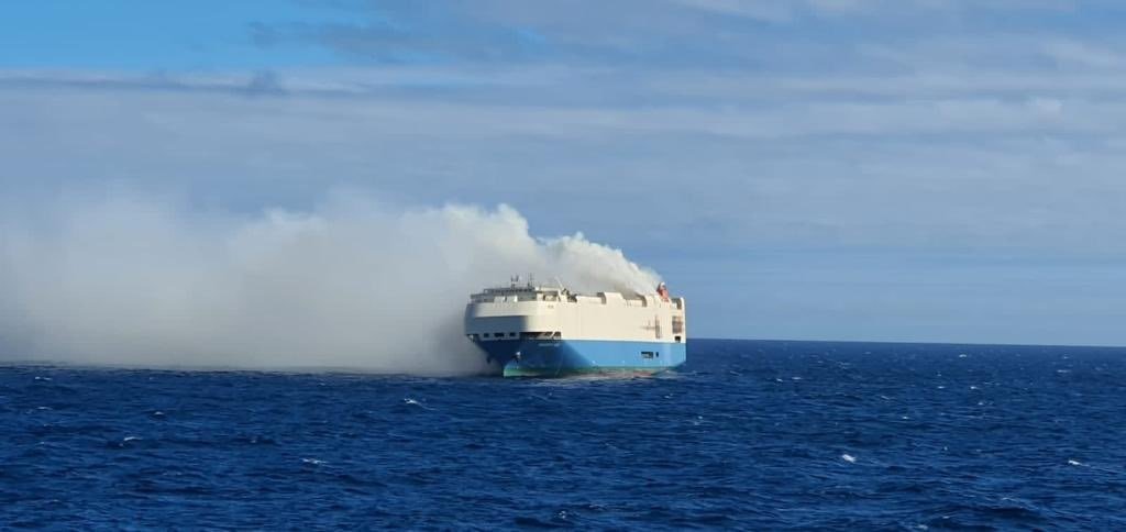 Navio cargueiro que transportava veículos pega fogo no Oceano Atlântico