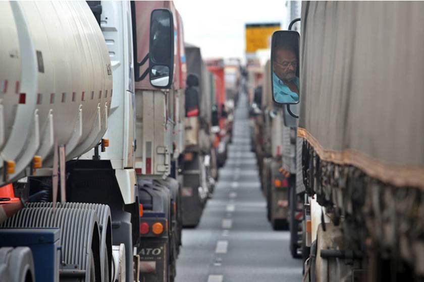 Medidas do governo não devem reduzir preço dos combustíveis, afirma associação de caminhoneiros