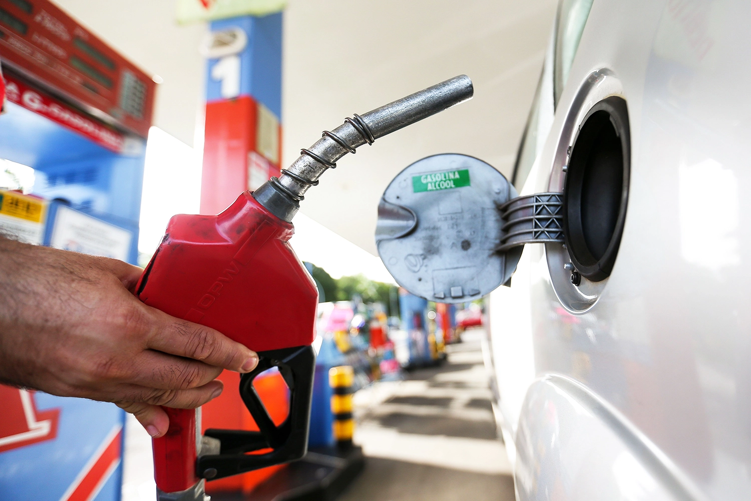Governo obriga postos de combustíveis a fazer comparação de preços antes e depois de decreto de Bolsonaro