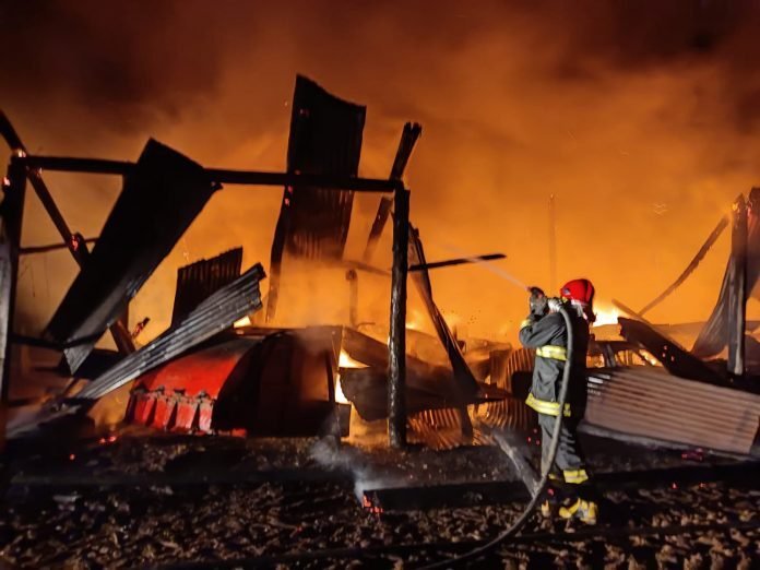 Veículos são destruídos e terneiros morrem durante incêndio em Teutônia