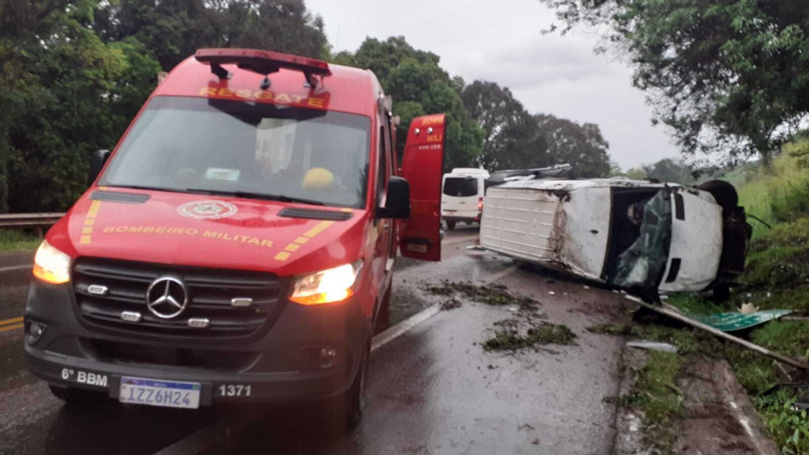 Acidente com van da prefeitura de Dois Lajeados deixa cinco pessoas feridas
