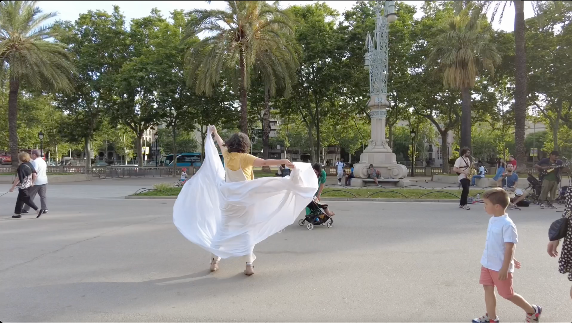 183 - Dançando com a Cortina ou Dedé em Barcelona