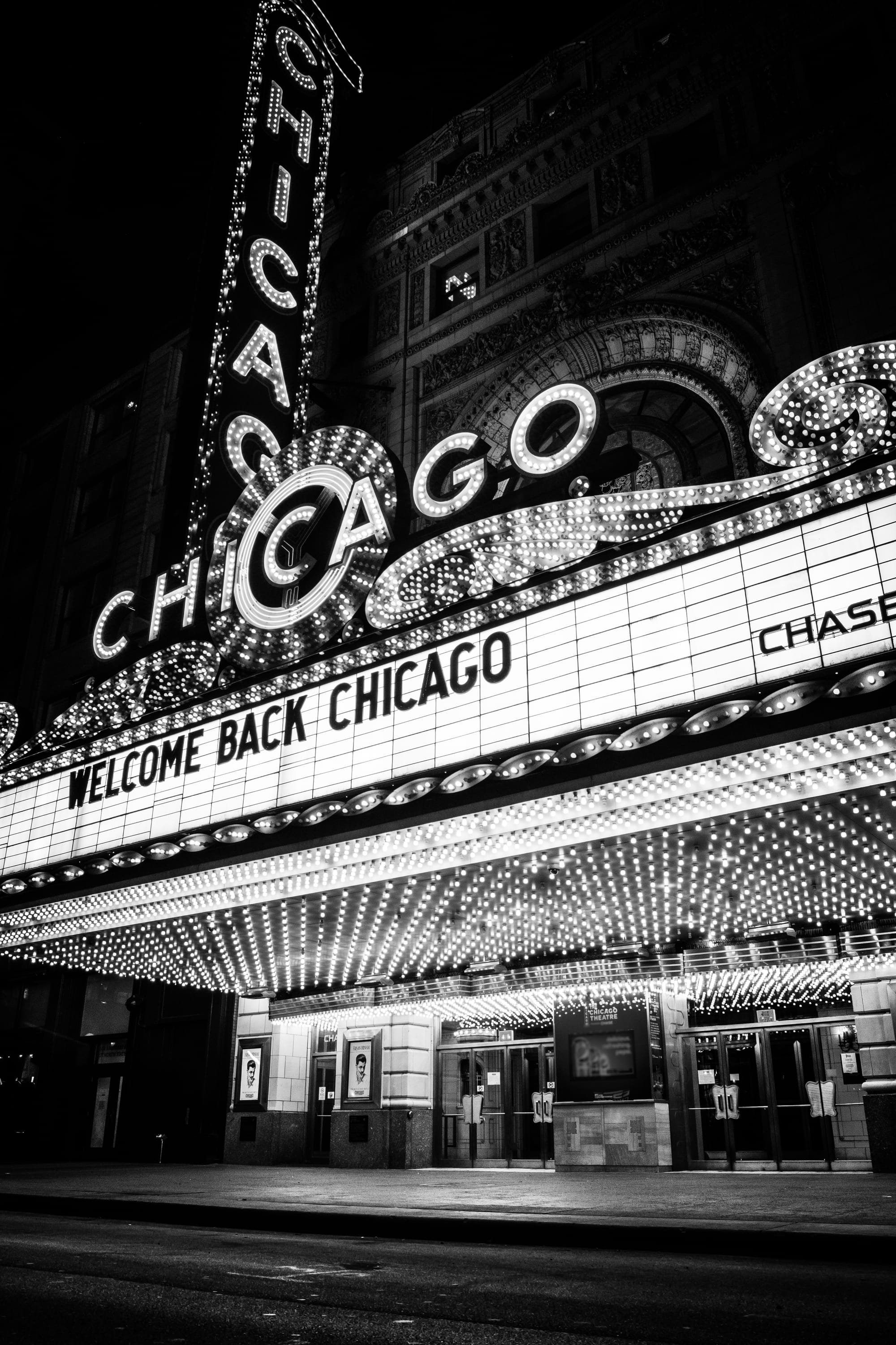 SKYLINE CHICAGO THEATRE AT NIGHT / B&W