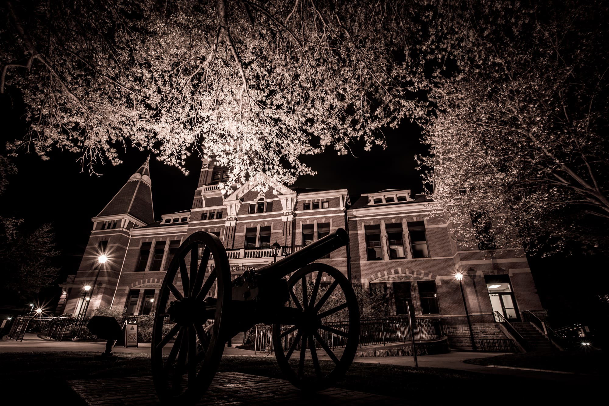 CAMPBELL COUNTY COURTHOUSE IN NEWPORT, KY B&W