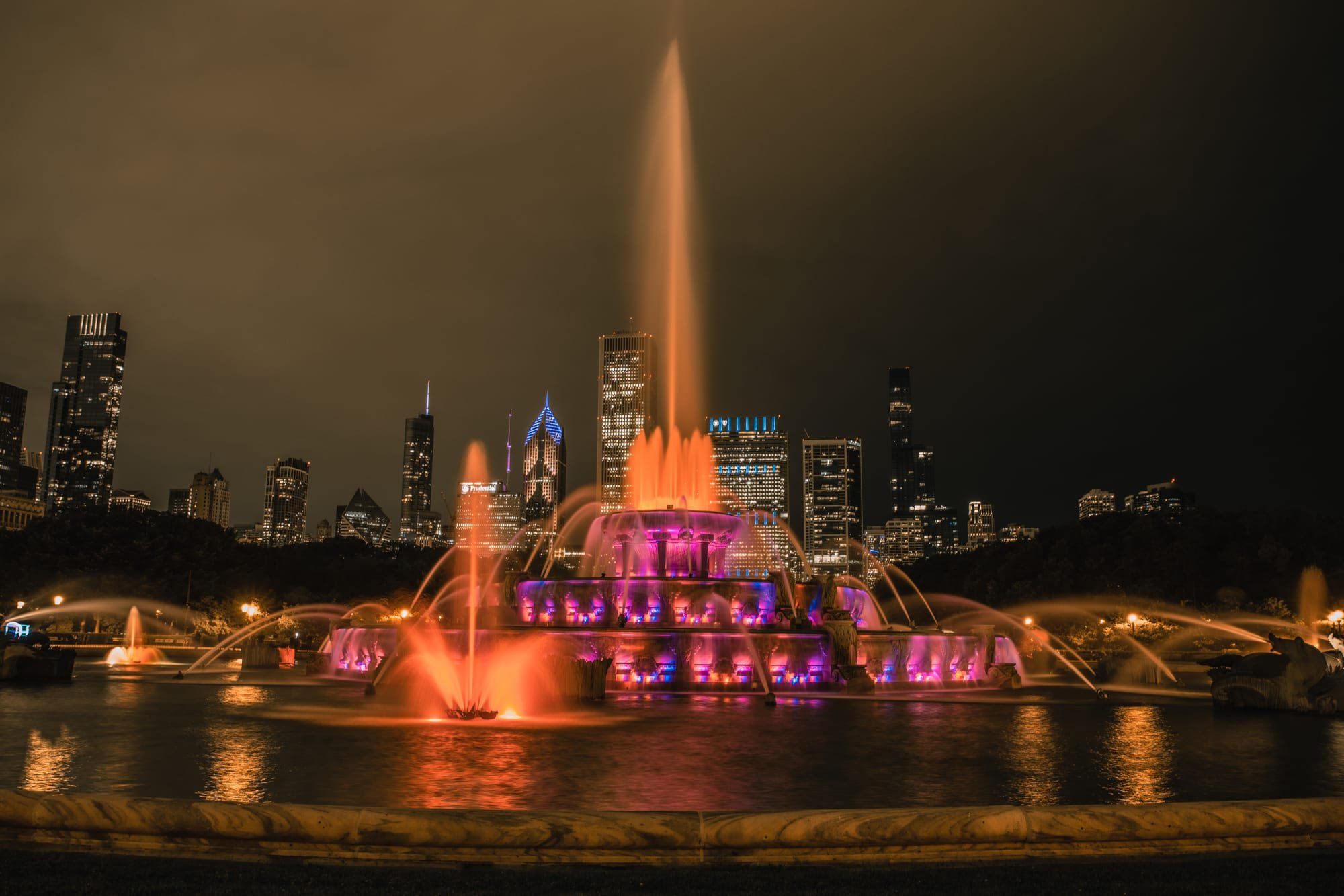 BUCKINGHAM FOUTAIN IN GRANT PARK | FAMOUS CHICAGO ATTRACTIONS