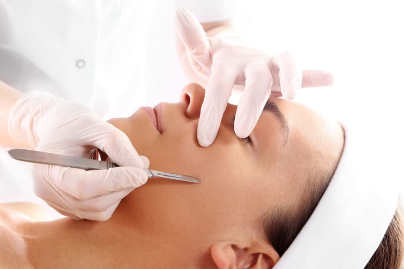 Dermaplaning facial