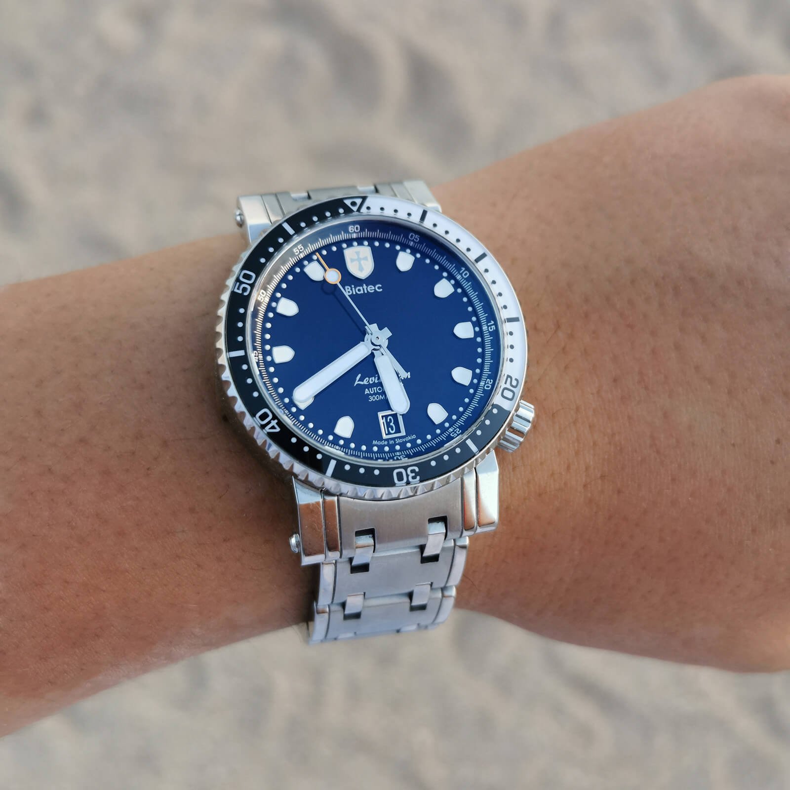 Biatec_Leviathan_01_diving_watch_wristshot_beach