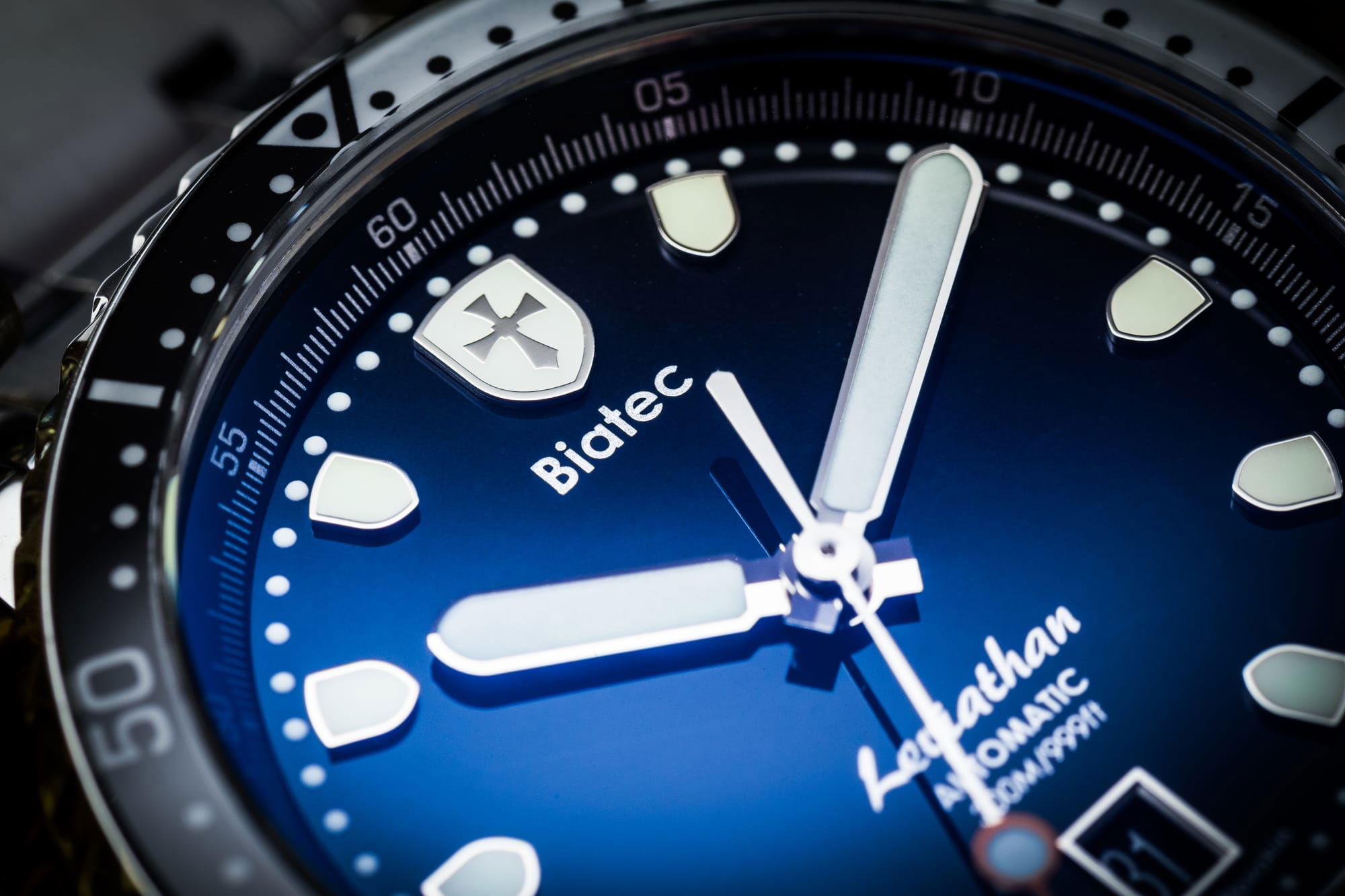 Biatec-Leviathan-02-diving-watch-water-resistance-300-m-blue-dial