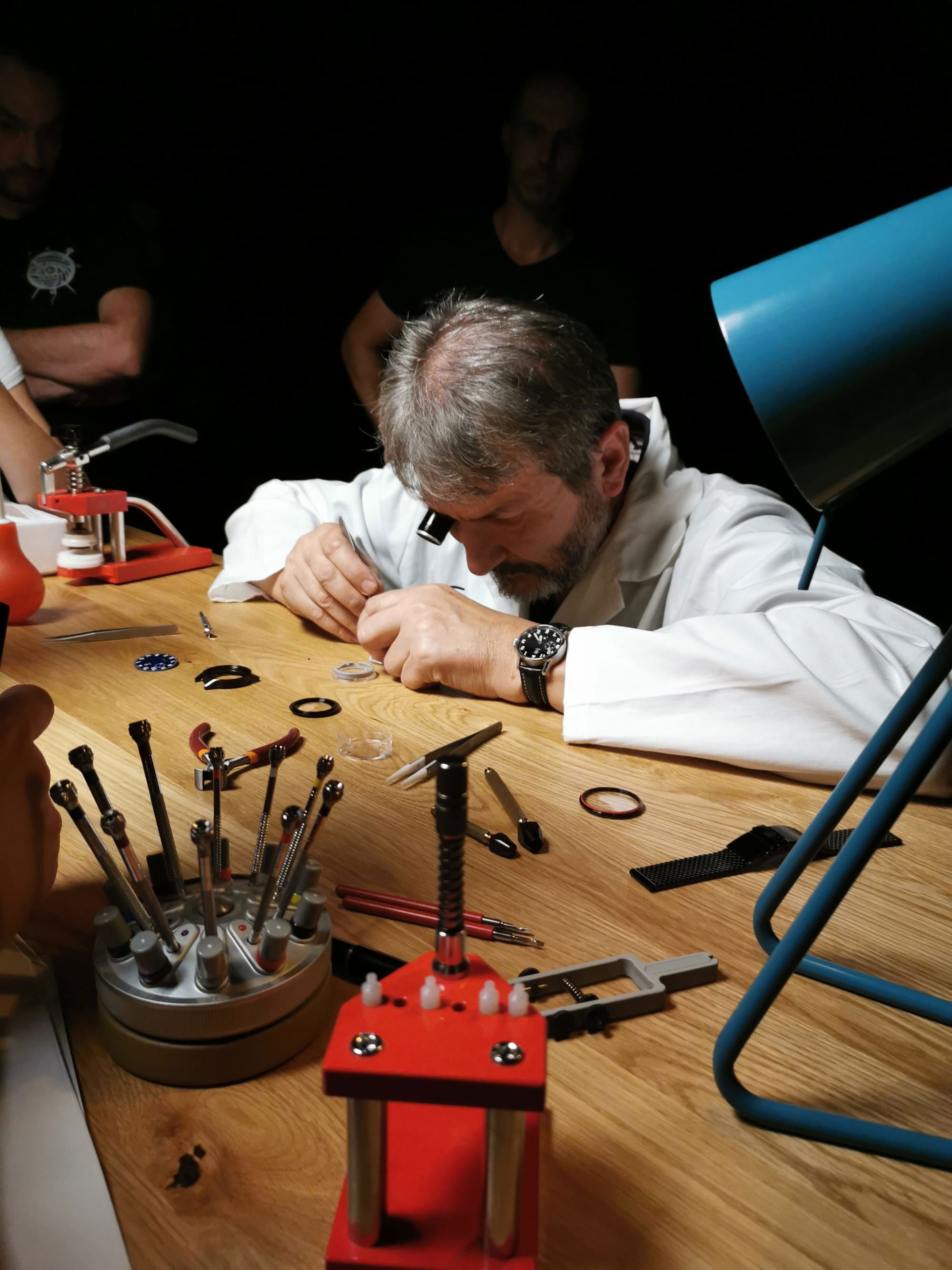 Biatec_watches_watchmaker_assembling