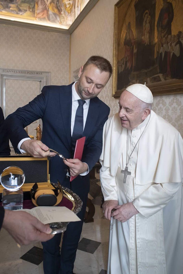 Identifying] Which watch is the pope wearing? : r/Watches