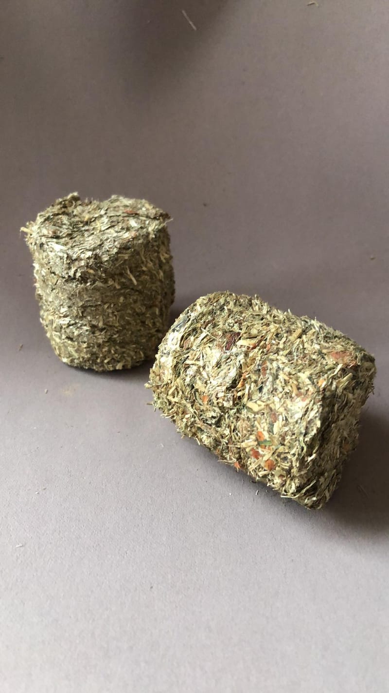 Pellet Géant de Foin, Pommes, carotte et persil 125 à 140 gr 100 naturels pour lapin