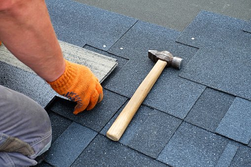 Advantages and Disadvantages of Hiring a Roofing Contractor