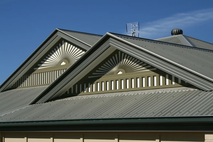 Advantages and Disadvantages of Working With a Roofing Contractor