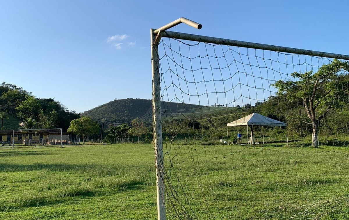 CAMPO DE FUTEBOL E QUADRA DE VÔLEI