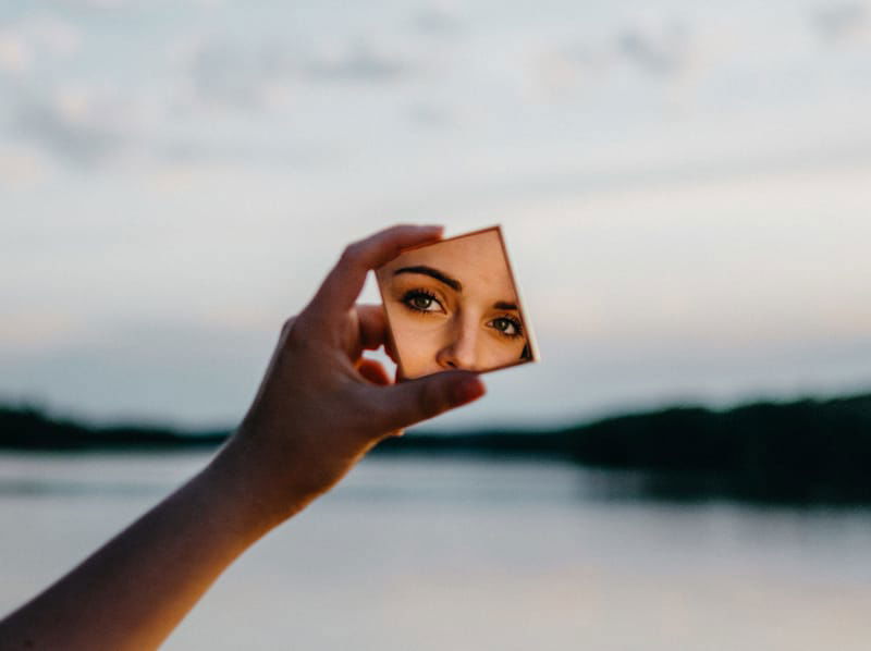 Psihologia frumusetii - Ce vezi cand te privesti in oglinda?