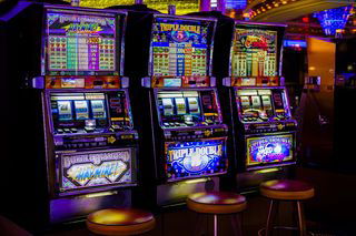 Do gaming machines play mind games with speculators?