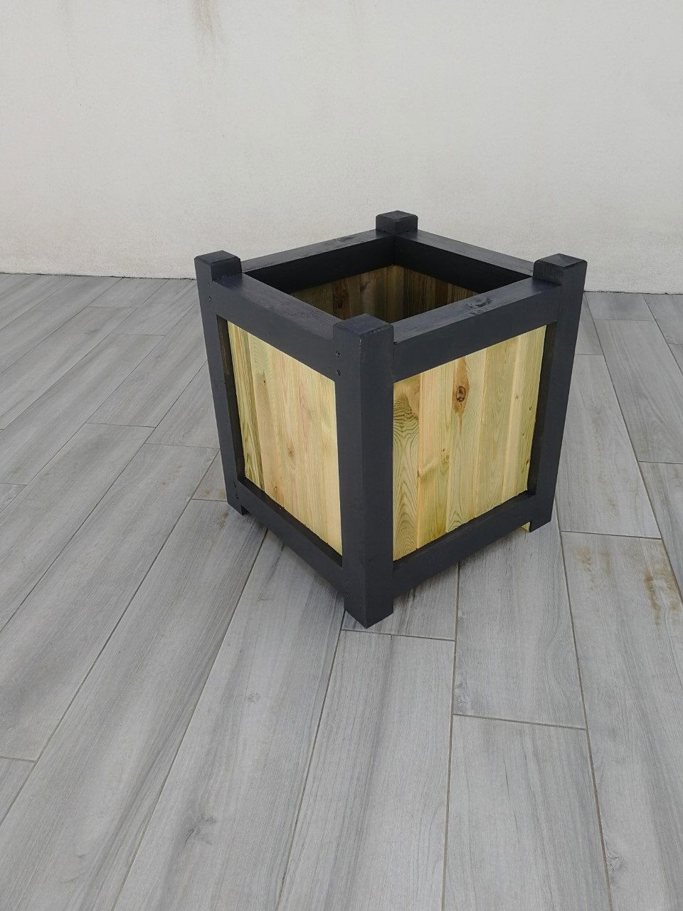 jardiniere gris anthracite et lasure incolore dimensions 50x50x56 de haut tarif : 145€